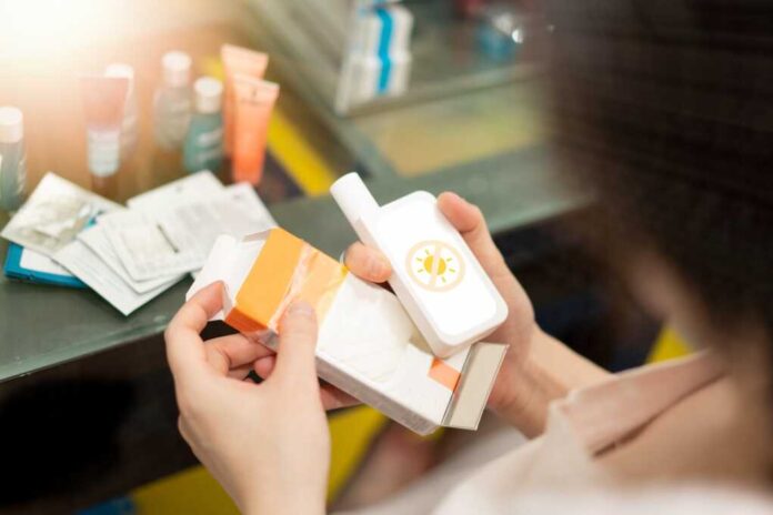 Woman,Read,Expire,Date,On,Sunscreen,Packaging