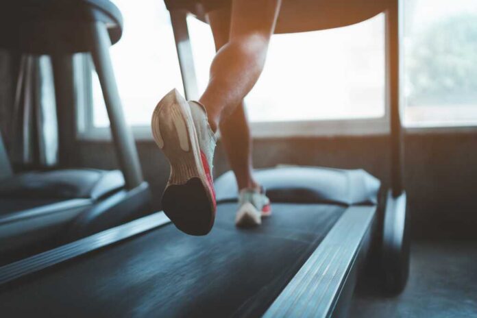 Close,Up,Of,Feet,,Sportman,Runner,Running,On,Treadmill,In