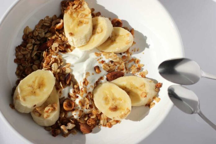 Homemade,Breakfast,Of,Yoghurt,Served,With,Fresh,Crispy,Granola,,And