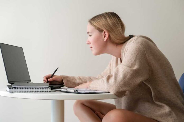Computer,Neck,,Techno,Neck,,Posture,Problems,,Fit,At,The,Table,