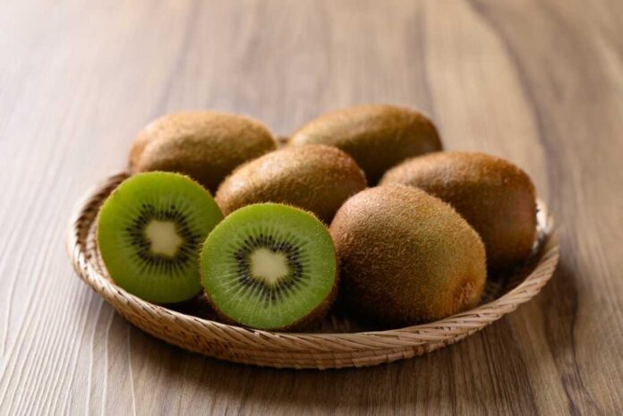 Green,Kiwi,Fruit,In,Basket,On,Wooden,Background,,Tropical,Fruit