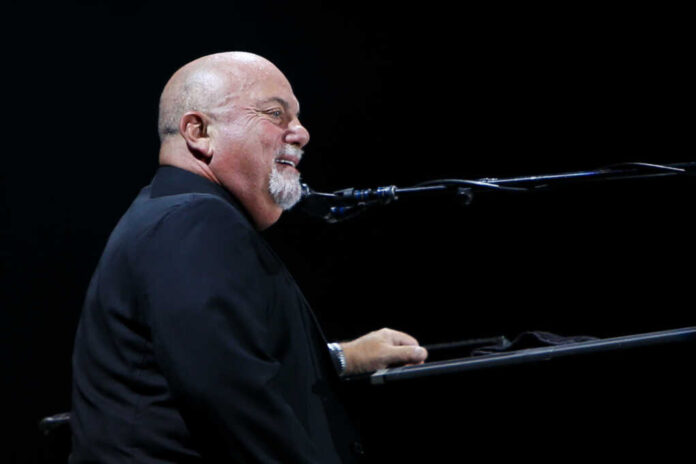 Chicago-aug,26:,Singer,Billy,Joel,Performs,Onstage,At,Wrigley,Field