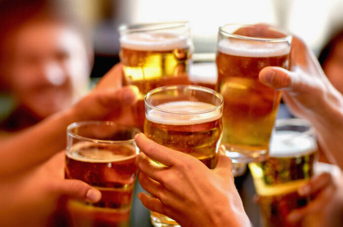 Leisure,,Drinks,,Celebration,,People,And,Holidays,Concept,-,Smiling,Friends