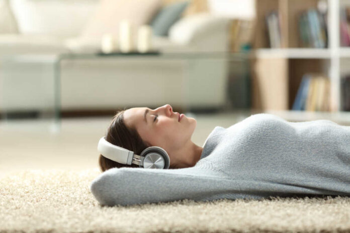 Side,View,Portrait,Of,A,Relaxed,Woman,Listening,To,Music