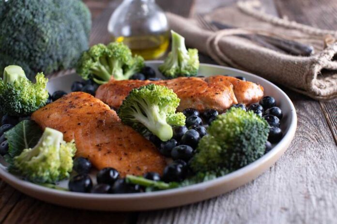 Antioxidant,Rich,Foods,Such,As,Salmon,,Broccoli,,Blueberries,Served,On
