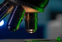 microscope objective lenses with green light in a lab