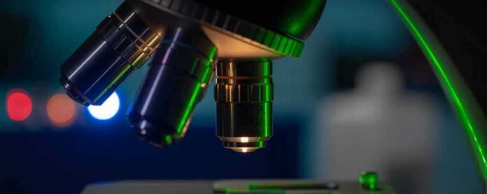 microscope objective lenses with green light in a lab